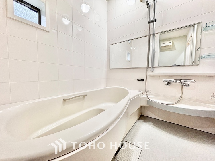 風呂 【Bathroom】奥行きが長く足を延ばしてもラクラクのスペース。体の大きい方でも嬉しいワイドサイズ。また、カビが付きにくく軽くこすれば簡単に落ちるお掃除ラクラク仕様です。