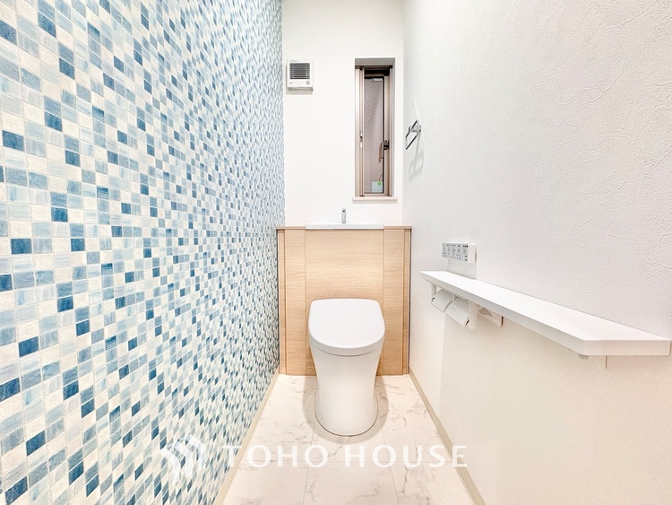 トイレ 【Toilet】トイレも全て新品に交換されており、清々しく新生活を始めることができます。白基調の清潔感のある空間に生まれ変わりました。