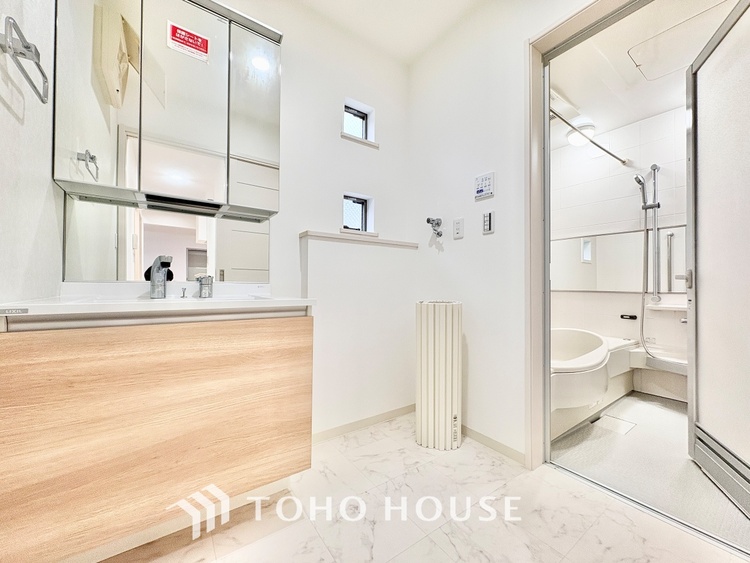 洗面 【Wash basin】十分な大きさの洗面台は収納もさる事ながら、身だしなみチェックや歯磨きなど、朝の慌ただしい時間でもホテルライクなスペースで余裕とゆとりを感じて頂けます。