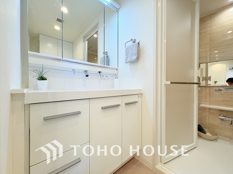 洗面 新規設置の洗面化粧台。収納豊富で使い勝手の良い3面鏡です