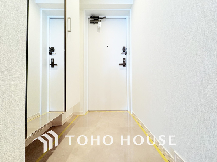 玄関 飾り過ぎないシンプルな内装の玄関