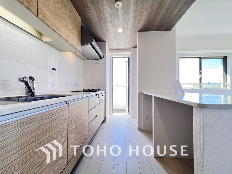 キッチン シンプルな部屋の雰囲気に溶け合うナチュラルキッチン