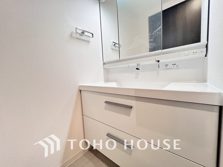 洗面 新規設置の洗面化粧台。収納豊富で使い勝手の良い3面鏡です