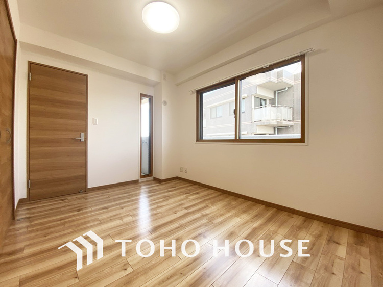 内装 採光もある洋室は、くつろぎのひと時を過ごすのにぴったり