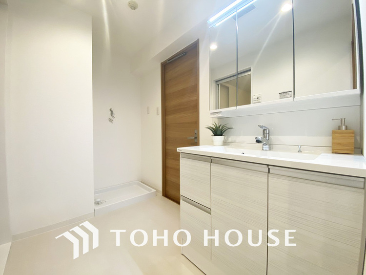 洗面 新規設置の洗面化粧台。収納豊富で使い勝手の良い3面鏡です