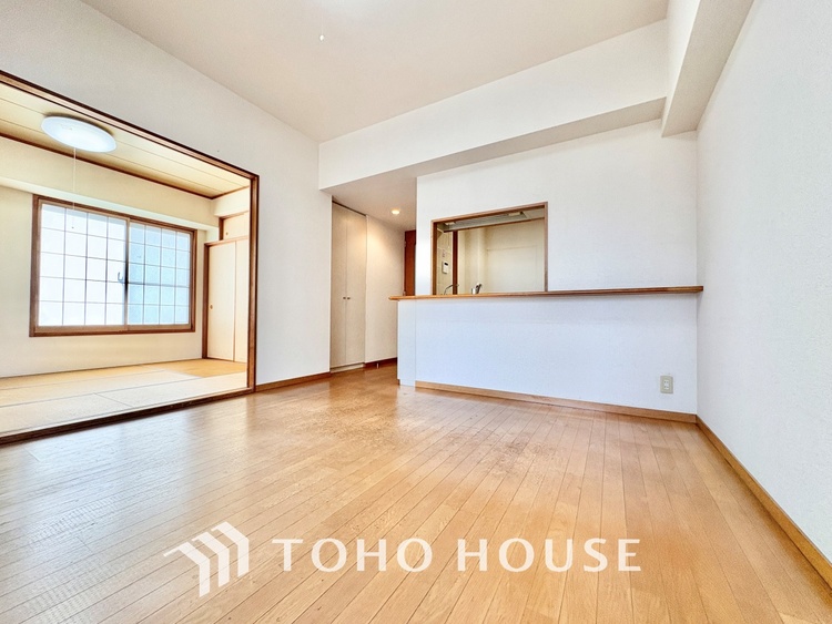 内装 ここにはみんなが集い、食事と楽しい会話が始まる。話に夢中になりすぎて、ついつい時を忘れ夜半過ぎになってしまう。