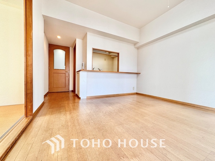 内装 ここにはみんなが集い、食事と楽しい会話が始まる。話に夢中になりすぎて、ついつい時を忘れ夜半過ぎになってしまう。そんな束の間の幸せを感じさせてくれる場所でありたい。