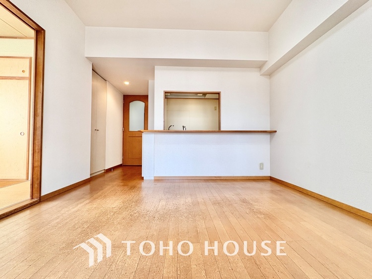 内装 大きなリビングは、高級感漂う設えとゆとりある広さで安心をもたらす特別な場所。暮らしの中心にふさわしい空間です。