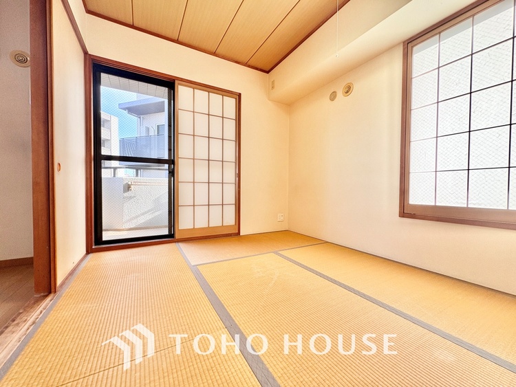 内装 堂々とした広さを誇るリビングは、優雅な開放感と安心感を兼ね備えた上質な空間。ご家族の時間を一層贅沢に演出します。