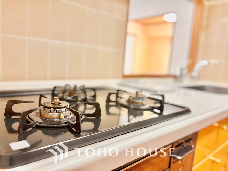 キッチン 上質な素材に囲まれたキッチンは、穏やかな時間が流れる特別な空間。洗練された料理が生まれる場所です。