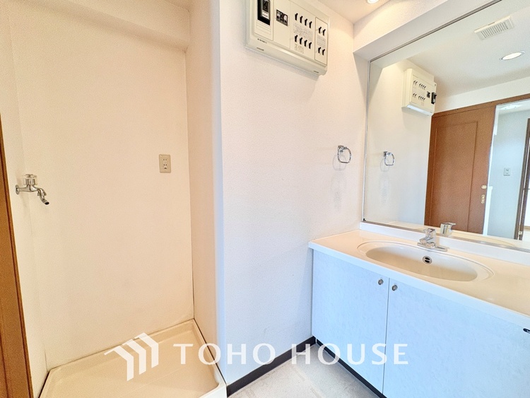 洗面 清潔感あふれる洗面化粧台で、毎日の身支度を快適にサポートします。