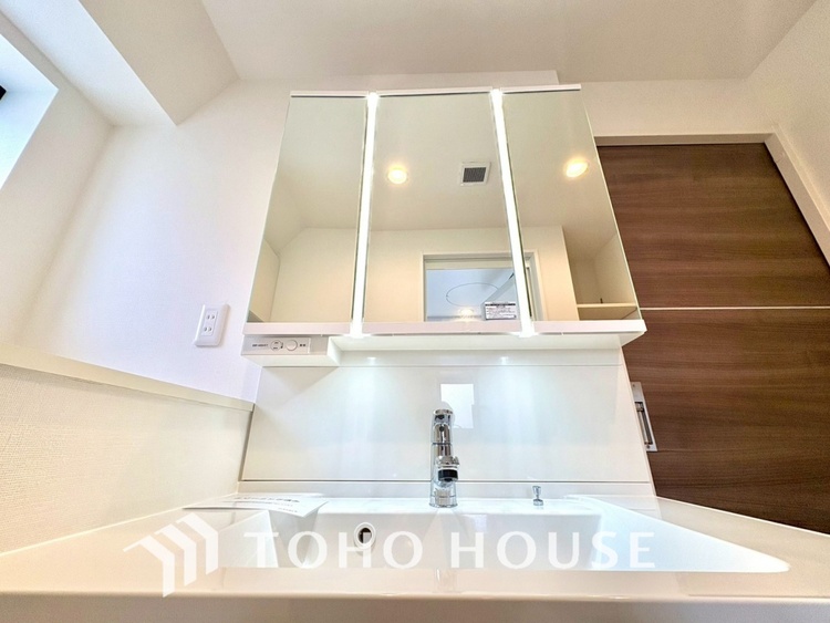 洗面 【WASHROOM】◆快適◆煌びやかな暮らしの中にも忘れたくない快適さ。大きな収納が助けてくれます。