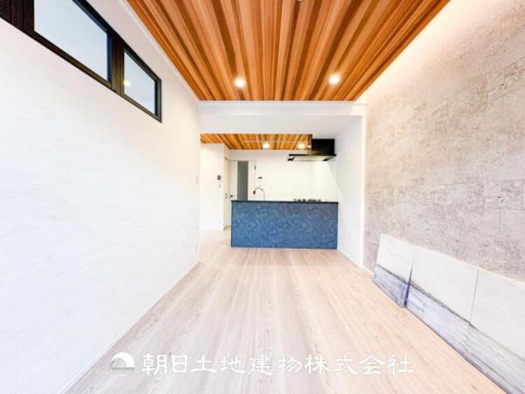 居間 大切なご家族、招いた友人と過ごすひと時を溢れる光が優しく包み込む空間。