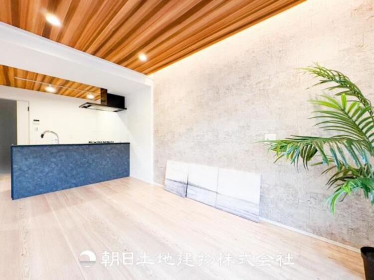 居間 家族や友人との時間など、１番多くの時間を過ごす空間だからこそ落ち着いた空間になります。