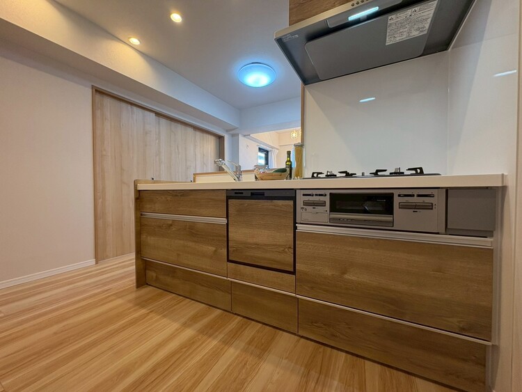 キッチン スマートな意匠と充実の機能を備えたキッチンが、暮らしにおいしい彩りを添えます。