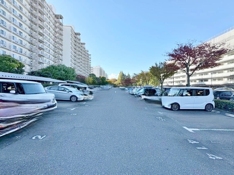 駐車場 平置きの駐車スペースが嬉しいですね。大きめのお車をお持ちの方でも難なくお停め頂けます。