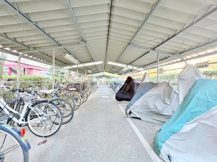 設備 きちんと整備された駐輪場。住む方の心遣いが感じられます。