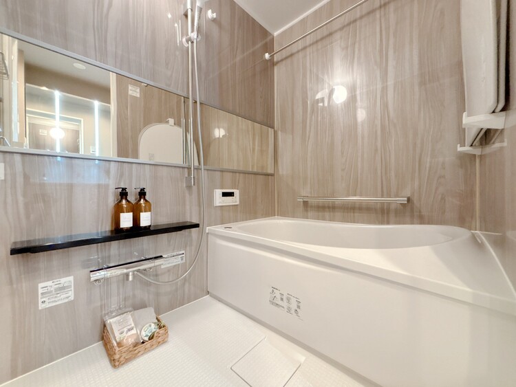 風呂 一日の疲れを癒すバスルームは、心地よいリラックスを叶える清潔感溢れる空間です。