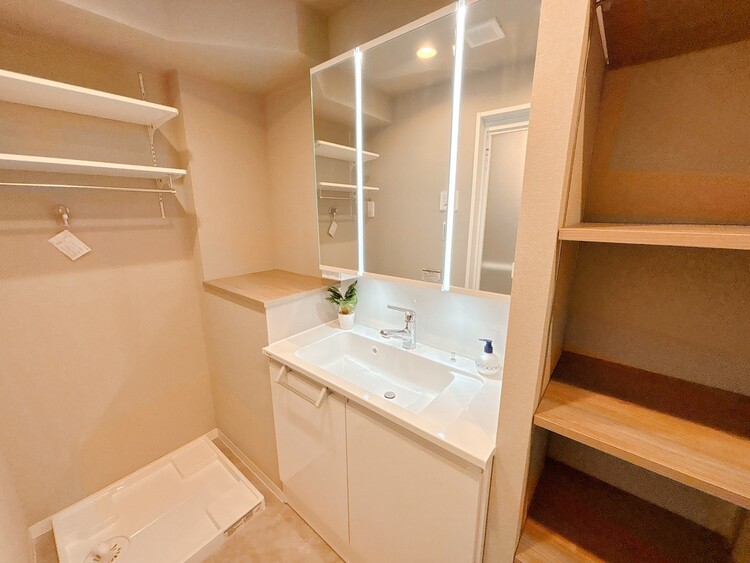 洗面 何かと物が増える場所だからこそ、スッキリと見映えの良い空間に。