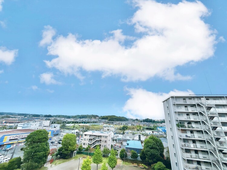 バルコニー 窓を開けると広がる青空。心をリフレッシュして日々を過ごしていきましょう。