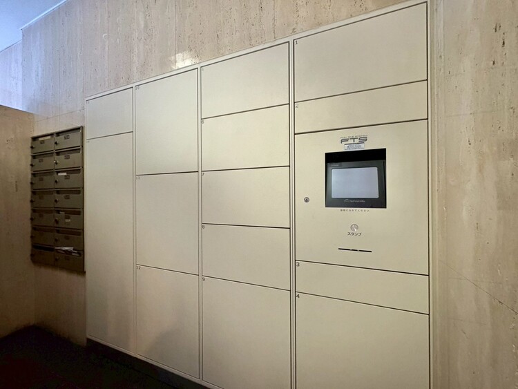 設備 外出中に活躍してくれる宅配ボックスが設置されています。家で宅配物を待たなくて済みますね。