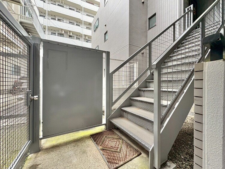 その他 落ち着いた雰囲気の階段。手すりもあり安心ですね。