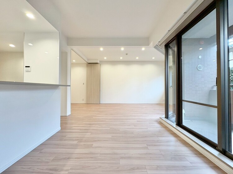 居間 忙しく過ぎゆく日常を置き去るほど、ゆったりした時間が流れるリビング。