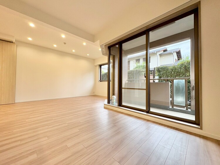 居間 居心地の良い空気感は、暮らしのステージを彩り、心からのやすらぎと満足感を与えてくれます。