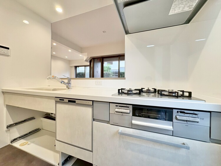 キッチン スマートな意匠と充実の機能を備えたキッチンが、暮らしにおいしい彩りを添えます。