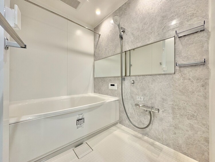 風呂 一日の疲れを癒すバスルームは、心地よいリラックスを叶える清潔感溢れる空間です。