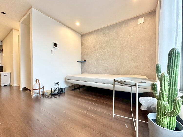 居間 飾り過ぎないシンプルな内装と偏り過ぎないデザインで統一しました。