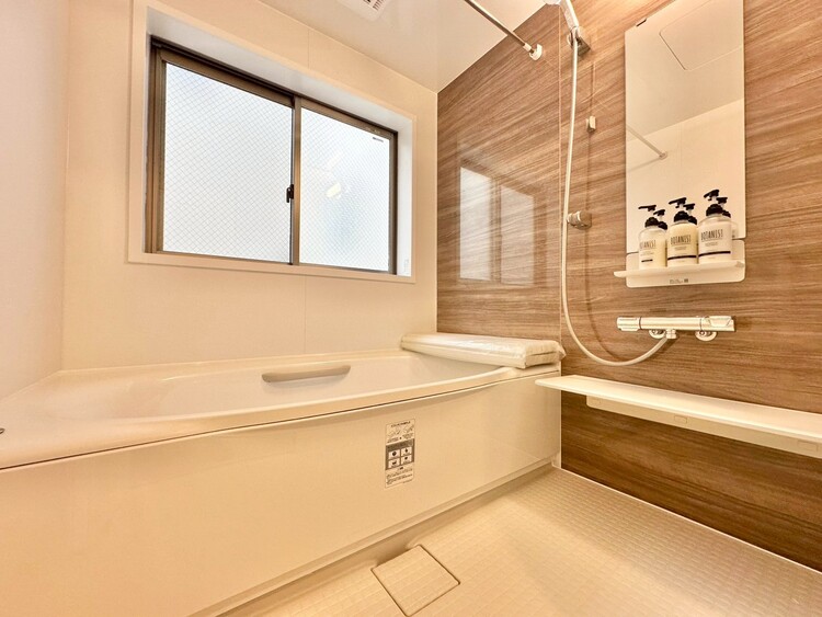 風呂 一日の疲れを癒すバスルームは、心地よいリラックスを叶える清潔感溢れる空間です。