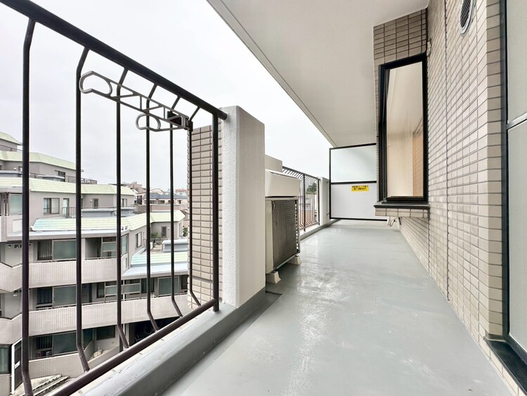 バルコニー 暮らしの中で、光と風を演出してくれるバルコニー。