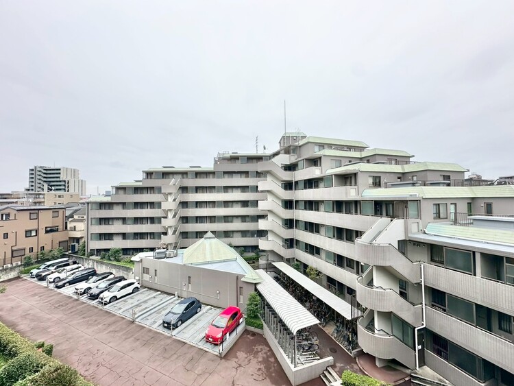 バルコニー 窓を開けると広がる青空。心をリフレッシュして日々を過ごしていきましょう。