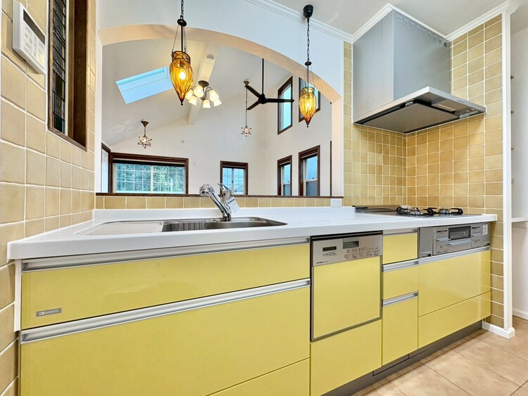 キッチン スマートな意匠と充実の機能を備えたキッチンが、暮らしにおいしい彩りを添えます。