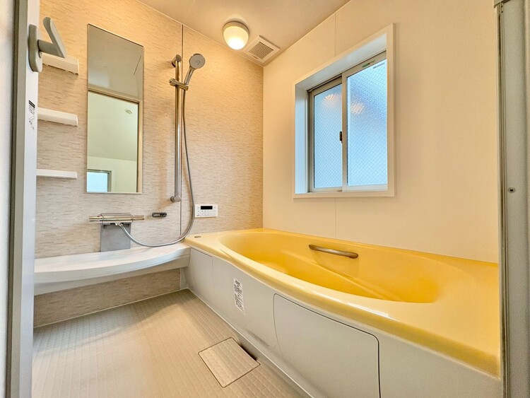 風呂 一日の疲れを癒すバスルームは、心地よいリラックスを叶える清潔感溢れる空間です。