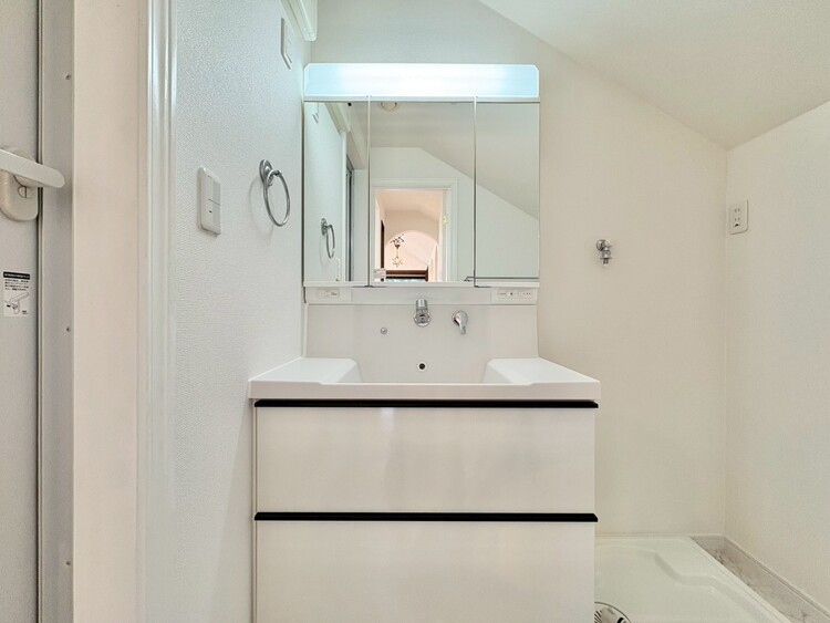 洗面 何かと物が増える場所だからこそ、スッキリと見映えの良い空間に。