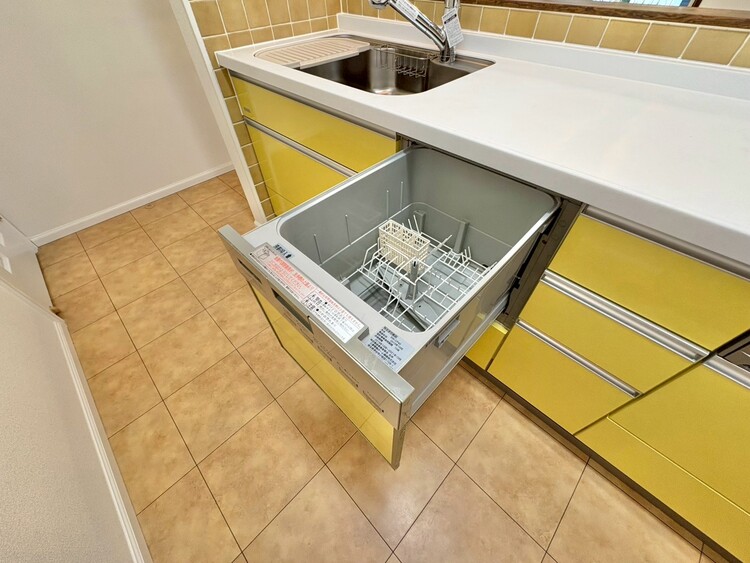 設備 家事の時短に役立つ食洗機。省スペースのビルトインタイプを採用致しました。