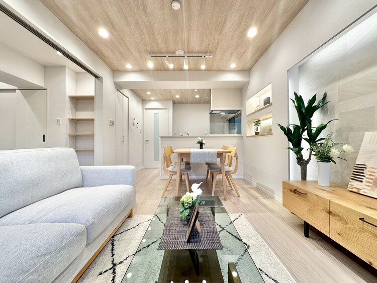 居間 忙しく過ぎゆく日常を置き去るほど、ゆったりした時間が流れるリビング。