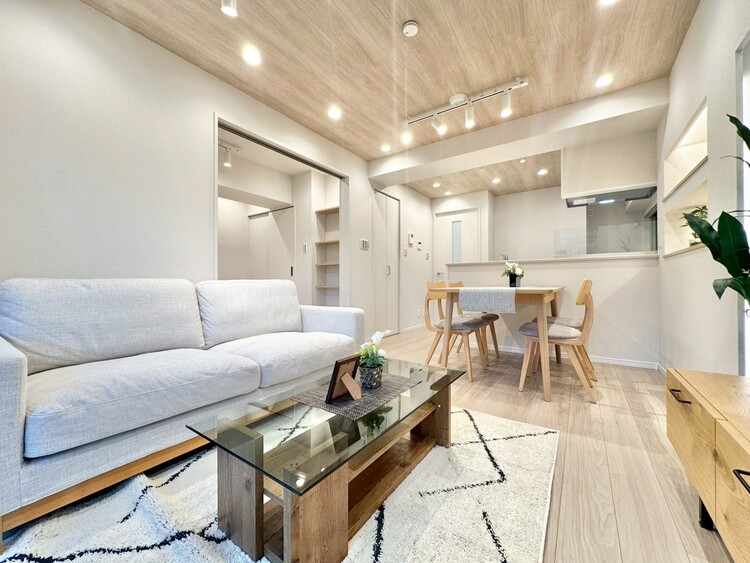 居間 居心地の良い空気感は、暮らしのステージを彩り、心からのやすらぎと満足感を与えてくれます。