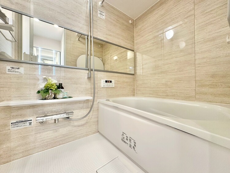 風呂 一日の疲れを癒すバスルームは、心地よいリラックスを叶える清潔感溢れる空間です。