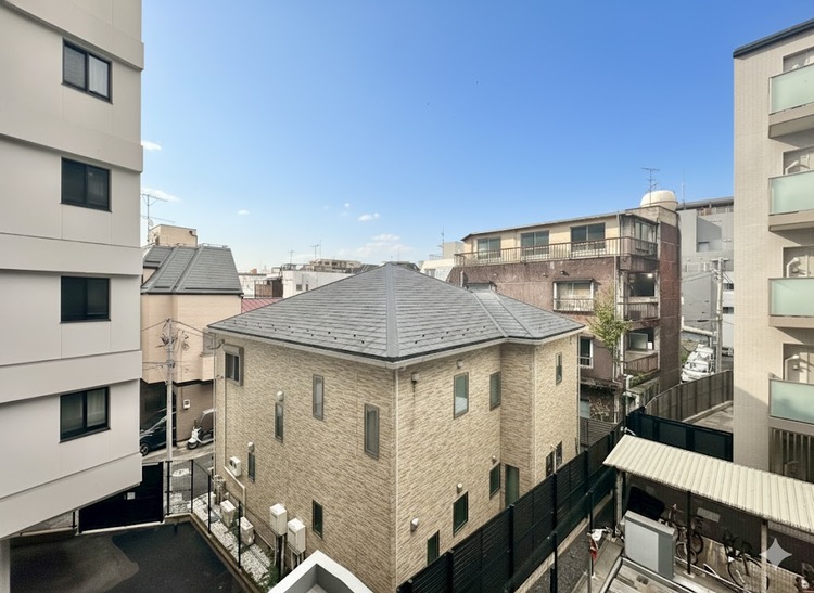 バルコニー 窓を開けると広がる青空。心をリフレッシュして日々を過ごしていきましょう。