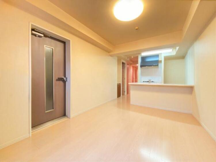 居間 飾リ過ぎないシンプルな内装と偏り過ぎないデザインで統一しております。（こちらの写真は家具消しの加工を行っております）