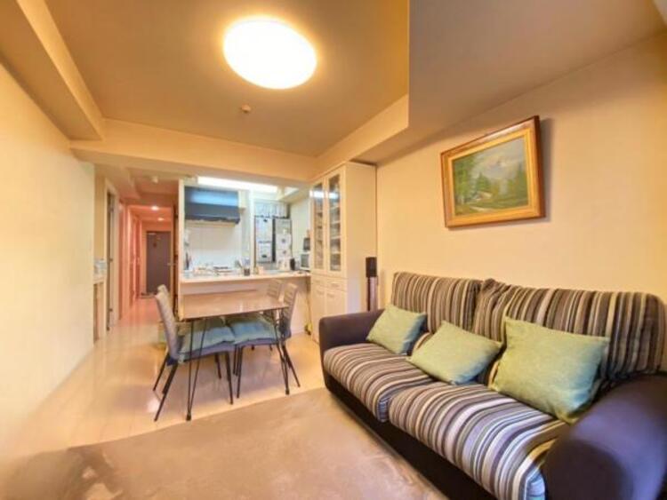 居間 話に夢中になりすぎて、時間を忘れてしまう。そんな束の間の幸せを感じられる空間です。（2025.10.31 こちらの写真は一部家具消しの加工を行っております）