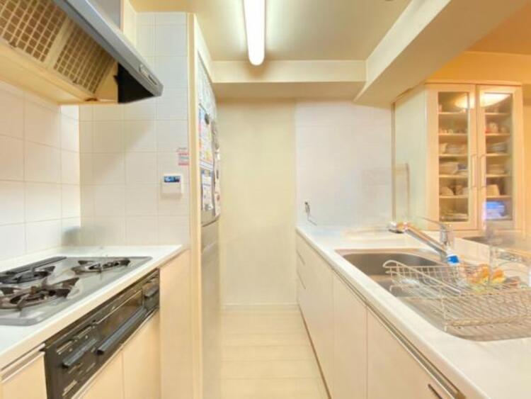 キッチン ご家族と顔を合わせながら調理できるカウンターキッチンは開放的な雰囲気を創ります。（2025.10.31 こちらの写真は一部家具消しの加工を行っております）