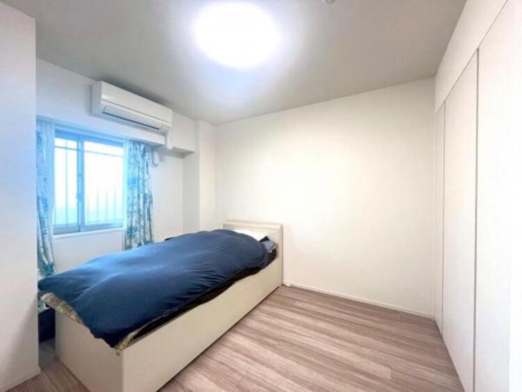 内装 明るい日差しが入る約6帖のお部屋です。