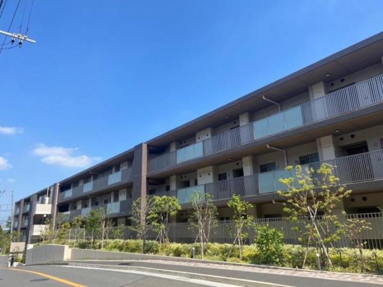 外観 共用設備が充実しており、敷地内にアスレチックもございます。