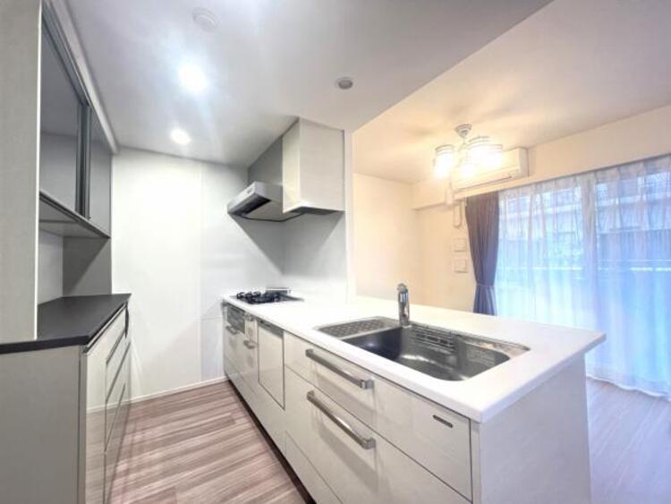 キッチン キッチンからリビングダイニングの様子が良く見えます。小さいお子様がいても安心ですね。