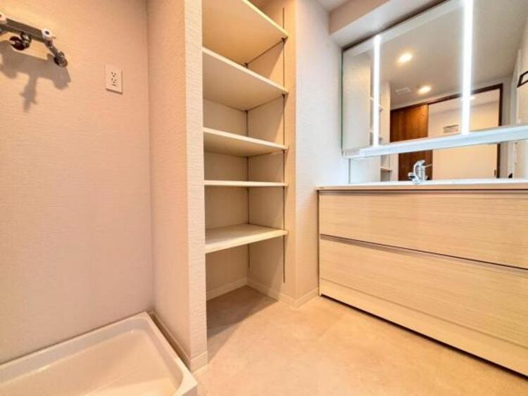 洗面 空間を効率的に利用し収納スペースを確保。一日の始まりと終わりを美しく演出します。