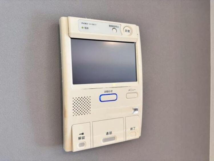 設備 来訪者を鮮明な画像で確認できるTVモニター付インターホン。夜間や天候の悪い日もしっかりとチェック。特に奥様やお子様だけでの在宅が多いご家族は必需品です。録画機能付きなら後からも確認できます。